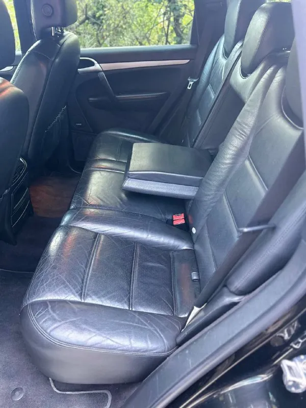 Продам автомобиль в оригинальном, заводском состоянии!(что большая редкость для этих машин) cayenne s, двигатель атмосферный, без турбин, v8, 386 л. с. один владелец с покупки в автосалоне в 2008 году! (за 120000 у. е.) оригинальный пробег 279000 км. полностью заводской окрас, кроме переднего бампера. машина абсолютно заводская, вся безопасность, оптика, остекление, все родное. (только лобовое стекло менялось из за трещины) все узлы работают в штатном режиме, никаких ошибок, и тд. двигатель гильзовался на 180000 км. пробега. пневмоподвеска в идеальном состоянии, работает штатно, держит неделями. автомобиль действительно очень хорошо сохранился, при вменяемом обслуживании еще переездит все новые китайские муляжи машин. по комплектации: пневмоподвеска люк аккустика bose электробагажник адаптивный свет и тд. новый аккумулятор, резина отличная. 1375000 руб. адекватный торг уместен. +7(978)8422305 📲 tg: @ilinjen 📞 звоните: +7(978)8422305 - фотография - 7