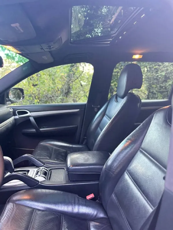 Продам автомобиль в оригинальном, заводском состоянии!(что большая редкость для этих машин) cayenne s, двигатель атмосферный, без турбин, v8, 386 л. с. один владелец с покупки в автосалоне в 2008 году! (за 120000 у. е.) оригинальный пробег 279000 км. полностью заводской окрас, кроме переднего бампера. машина абсолютно заводская, вся безопасность, оптика, остекление, все родное. (только лобовое стекло менялось из за трещины) все узлы работают в штатном режиме, никаких ошибок, и тд. двигатель гильзовался на 180000 км. пробега. пневмоподвеска в идеальном состоянии, работает штатно, держит неделями. автомобиль действительно очень хорошо сохранился, при вменяемом обслуживании еще переездит все новые китайские муляжи машин. по комплектации: пневмоподвеска люк аккустика bose электробагажник адаптивный свет и тд. новый аккумулятор, резина отличная. 1375000 руб. адекватный торг уместен. +7(978)8422305 📲 tg: @ilinjen 📞 звоните: +7(978)8422305 - фотография - 8