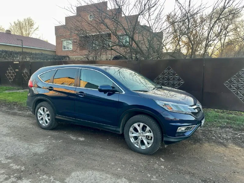 🚘марка: honda cr-v 💀полный привод awd 🦑цвет: синий 📅год выпуска:2015💪🏻 💴цена: 2 300 000 рублей 🏃‍♂️пробег: 160 000 км 🏎️💨двигатель: 2,4 атмо (190 л. с.) ⛽️вид топлива: бензин 📱номер телефона: +79595267777 (viber, whatsapp, telegram) продам honda cr-v, автомобиль целый, без удара, не топляк! полный привод awd, двигатель с чугунным блоком цилиндров, супер надежный, 190 лошадиных сил комплектация: бесключевой доступ в авто, start/stop, датчик света/давления в колесах, камера заднего и бокового вида, климатическая система, led - ходовые огни, круиз-контроль, поддержка car play и android avto, воспроизведение видеофайлов, панорамный люк, подогрев передних сидений, огромнейший багажник в классе (штора в багажнике присутствует, никто не украл) и многое другое! новая зимняя резина cordiant! обслужна полностью, двигатель, коробка, муфта полного привода! vin авто сброшу по запросу! всем хороших продаж! 📞 звоните: +7(959)5267777 - фотография - 2
