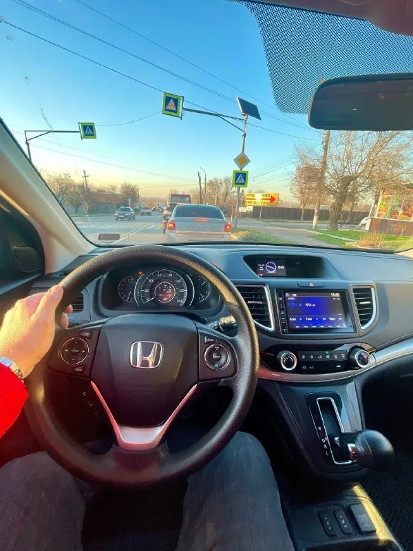 🚘марка: honda cr-v 💀полный привод awd 🦑цвет: синий 📅год выпуска:2015💪🏻 💴цена: 2 300 000 рублей 🏃‍♂️пробег: 160 000 км 🏎️💨двигатель: 2,4 атмо (190 л. с.) ⛽️вид топлива: бензин 📱номер телефона: +79595267777 (viber, whatsapp, telegram) продам honda cr-v, автомобиль целый, без удара, не топляк! полный привод awd, двигатель с чугунным блоком цилиндров, супер надежный, 190 лошадиных сил комплектация: бесключевой доступ в авто, start/stop, датчик света/давления в колесах, камера заднего и бокового вида, климатическая система, led - ходовые огни, круиз-контроль, поддержка car play и android avto, воспроизведение видеофайлов, панорамный люк, подогрев передних сидений, огромнейший багажник в классе (штора в багажнике присутствует, никто не украл) и многое другое! новая зимняя резина cordiant! обслужна полностью, двигатель, коробка, муфта полного привода! vin авто сброшу по запросу! всем хороших продаж! 📞 звоните: +7(959)5267777 - фотография - 3