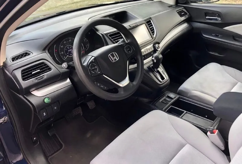 🚘марка: honda cr-v 💀полный привод awd 🦑цвет: синий 📅год выпуска:2015💪🏻 💴цена: 2 300 000 рублей 🏃‍♂️пробег: 160 000 км 🏎️💨двигатель: 2,4 атмо (190 л. с.) ⛽️вид топлива: бензин 📱номер телефона: +79595267777 (viber, whatsapp, telegram) продам honda cr-v, автомобиль целый, без удара, не топляк! полный привод awd, двигатель с чугунным блоком цилиндров, супер надежный, 190 лошадиных сил комплектация: бесключевой доступ в авто, start/stop, датчик света/давления в колесах, камера заднего и бокового вида, климатическая система, led - ходовые огни, круиз-контроль, поддержка car play и android avto, воспроизведение видеофайлов, панорамный люк, подогрев передних сидений, огромнейший багажник в классе (штора в багажнике присутствует, никто не украл) и многое другое! новая зимняя резина cordiant! обслужна полностью, двигатель, коробка, муфта полного привода! vin авто сброшу по запросу! всем хороших продаж! 📞 звоните: +7(959)5267777 - фотография - 4