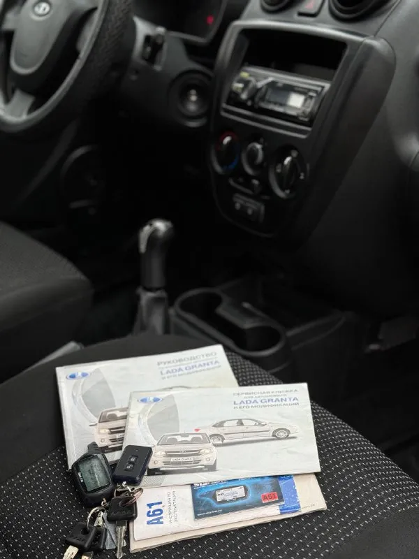 Lada granta цена - 458.000₽ город - мариуполь год выпуска - 2013 пробег - 80.000 км топливо - бензин модификация- 1.6 кпп - механика собственник - да +79497368266 автомобиль в идеальном состоянии! с оригинальным пробегом 100% полностью обслужен, вложений не требует не каких техника вся на отлично. весной было сделано большое то кузов в отличном состоянии! авто местное не пригон. документы абсолютно чистые доп. инфо. по телефону. abs✅ кондер✅ эл. подъемники✅ подушки безопасности✅ усилитель руля✅ сигнализация star line✅ - фотография - 8