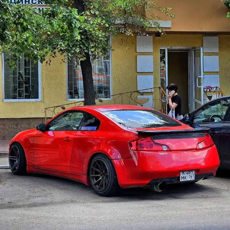 Продается повседневная стритуха, на учете 181 регион infiniti g35 с на мкпп vq35de, мкпп(gs6-37dz) установлена через комплект тюнинг фактори, переходная плита, сцепление новое, оставлен заводской жирный подвесной, кардан не бьет, установлено качественно, ничего не отрыгивает. гидро ручник копия dklab, установлен грамотно и аккуратно, пластик не пилен, цилиндр жиговский. доработанный, не течет, установлен в общий контур через блок абс, блок абс отключил, при желании можете обратно фишку вставить. выхлоп задняя банка не сток, по ходовке обслужена машина на регулируемых койловерах, рулится круто и резво. спереди сзади проставки, сзади диски 9,5, спереди 10,5 кондер дует, заправлен люк рабочий в машине все что должно- работает, боком едет, идеальная бричка для молодого пацана редуктор заварен, пара 4,3, идеально для городского стрита и парковки, по трассе комфортная скорость 120. на заднем правом крыле - треснутая шпакля, по кузову требует вложения. 📞 звоните: +7(959)1864698 - фотография - 2