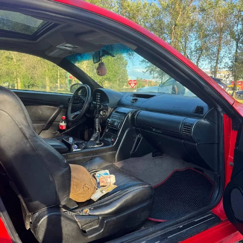 Продается повседневная стритуха, на учете 181 регион infiniti g35 с на мкпп vq35de, мкпп(gs6-37dz) установлена через комплект тюнинг фактори, переходная плита, сцепление новое, оставлен заводской жирный подвесной, кардан не бьет, установлено качественно, ничего не отрыгивает. гидро ручник копия dklab, установлен грамотно и аккуратно, пластик не пилен, цилиндр жиговский. доработанный, не течет, установлен в общий контур через блок абс, блок абс отключил, при желании можете обратно фишку вставить. выхлоп задняя банка не сток, по ходовке обслужена машина на регулируемых койловерах, рулится круто и резво. спереди сзади проставки, сзади диски 9,5, спереди 10,5 кондер дует, заправлен люк рабочий в машине все что должно- работает, боком едет, идеальная бричка для молодого пацана редуктор заварен, пара 4,3, идеально для городского стрита и парковки, по трассе комфортная скорость 120. на заднем правом крыле - треснутая шпакля, по кузову требует вложения. 📞 звоните: +7(959)1864698 - фотография - 3