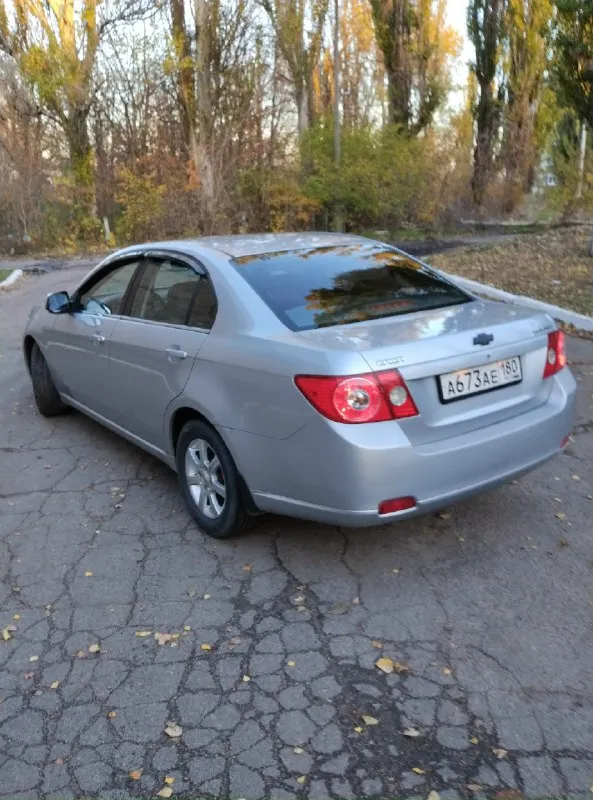 Продам chevrolet эпика 2006 г. двигатель 2.0 л. 6 целиндров мкпп 5 ст. пробег 285 000 т. км. состояние хорошее, ни гнили ни рыжыеов нет. мотор коробка электрика без нареканий. установлено гбо, вписано. зима на штампах, лето новое 7000 проехало. одним словом сел поехал. на любые вопросы отвечу при звонке или возле авто. цена 715 000₽. торг. иловайск. +79497980918. 📞 звоните: +7(949)7980918 - фотография - 2