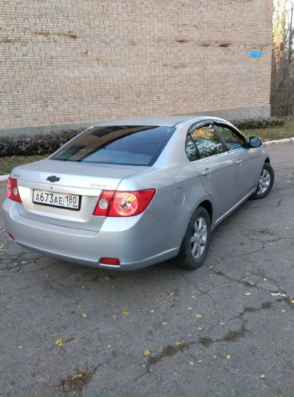 Продам chevrolet эпика 2006 г. двигатель 2.0 л. 6 целиндров мкпп 5 ст. пробег 285 000 т. км. состояние хорошее, ни гнили ни рыжыеов нет. мотор коробка электрика без нареканий. установлено гбо, вписано. зима на штампах, лето новое 7000 проехало. одним словом сел поехал. на любые вопросы отвечу при звонке или возле авто. цена 715 000₽. торг. иловайск. +79497980918. 📞 звоните: +7(949)7980918 - фотография - 3