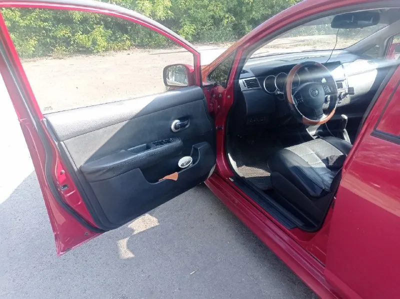 Nissan тида, 2010 год, 1,6 объем, бензин. кондиционер работает, подогрев сидений два передних, четыре стеклоподъёмника. 550тыс. +79494170737. 📞 звоните: +7(949)4170737 - фотография - 4