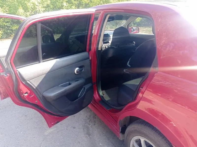 Nissan тида, 2010 год, 1,6 объем, бензин. кондиционер работает, подогрев сидений два передних, четыре стеклоподъёмника. 550тыс. +79494170737. 📞 звоните: +7(949)4170737 - фотография - 6