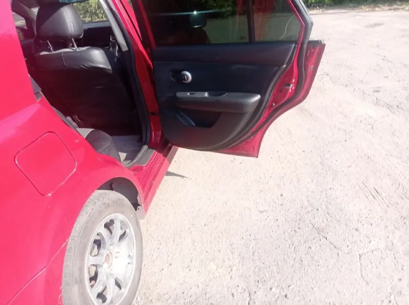 Nissan тида, 2010 год, 1,6 объем, бензин. кондиционер работает, подогрев сидений два передних, четыре стеклоподъёмника. 550тыс. +79494170737. 📞 звоните: +7(949)4170737 - фотография - 7