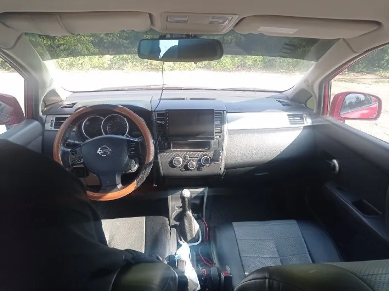 Nissan тида, 2010 год, 1,6 объем, бензин. кондиционер работает, подогрев сидений два передних, четыре стеклоподъёмника. 550тыс. +79494170737. 📞 звоните: +7(949)4170737 - фотография - 9