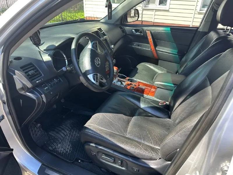 Цена 2150000 торг ️продам toyota highlander 3.5 бензин (280 л. с.) полный привод.2011год.7 мест. пробег 275000км. (не скрученный) авто в отличном состоянии, без вложений! без ключевой доступ, кнопка start/stop трёх-зонный климат контроль подогрев сидений с электроприводом подогрев боковых зеркал, лобового и задних стёкол датчик света круиз контроль камера заднего вида помощь при спуске с горы abs esp- система курсовой устойчивости на дороге бортовой компьютер, мульти руль электропривод багажника дистанционный запуск +79493392523 (telegram ) макеевка 📞 звоните: +7(949)3392523 - фотография - 10