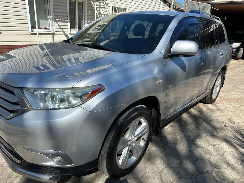Цена 2150000 торг ️продам toyota highlander 3.5 бензин (280 л. с.) полный привод.2011год.7 мест. пробег 275000км. (не скрученный) авто в отличном состоянии, без вложений! без ключевой доступ, кнопка start/stop трёх-зонный климат контроль подогрев сидений с электроприводом подогрев боковых зеркал, лобового и задних стёкол датчик света круиз контроль камера заднего вида помощь при спуске с горы abs esp- система курсовой устойчивости на дороге бортовой компьютер, мульти руль электропривод багажника дистанционный запуск +79493392523 (telegram ) макеевка 📞 звоните: +7(949)3392523 - фотография - 3