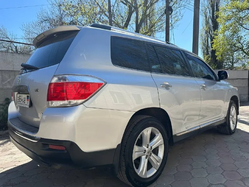 Цена 2150000 торг ️продам toyota highlander 3.5 бензин (280 л. с.) полный привод.2011год.7 мест. пробег 275000км. (не скрученный) авто в отличном состоянии, без вложений! без ключевой доступ, кнопка start/stop трёх-зонный климат контроль подогрев сидений с электроприводом подогрев боковых зеркал, лобового и задних стёкол датчик света круиз контроль камера заднего вида помощь при спуске с горы abs esp- система курсовой устойчивости на дороге бортовой компьютер, мульти руль электропривод багажника дистанционный запуск +79493392523 (telegram ) макеевка 📞 звоните: +7(949)3392523 - фотография - 4