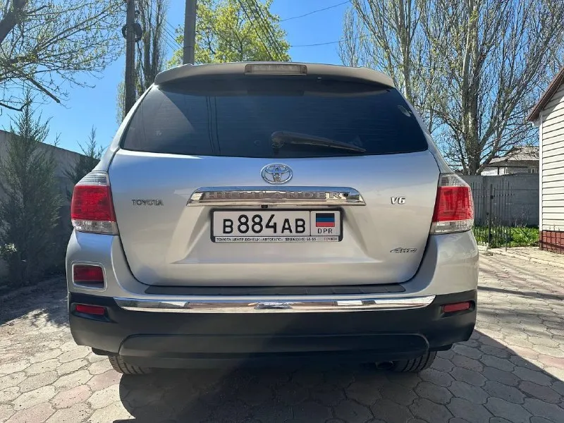Цена 2150000 торг ️продам toyota highlander 3.5 бензин (280 л. с.) полный привод.2011год.7 мест. пробег 275000км. (не скрученный) авто в отличном состоянии, без вложений! без ключевой доступ, кнопка start/stop трёх-зонный климат контроль подогрев сидений с электроприводом подогрев боковых зеркал, лобового и задних стёкол датчик света круиз контроль камера заднего вида помощь при спуске с горы abs esp- система курсовой устойчивости на дороге бортовой компьютер, мульти руль электропривод багажника дистанционный запуск +79493392523 (telegram ) макеевка 📞 звоните: +7(949)3392523 - фотография - 6