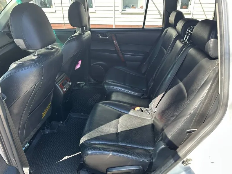 Цена 2150000 торг ️продам toyota highlander 3.5 бензин (280 л. с.) полный привод.2011год.7 мест. пробег 275000км. (не скрученный) авто в отличном состоянии, без вложений! без ключевой доступ, кнопка start/stop трёх-зонный климат контроль подогрев сидений с электроприводом подогрев боковых зеркал, лобового и задних стёкол датчик света круиз контроль камера заднего вида помощь при спуске с горы abs esp- система курсовой устойчивости на дороге бортовой компьютер, мульти руль электропривод багажника дистанционный запуск +79493392523 (telegram ) макеевка 📞 звоните: +7(949)3392523 - фотография - 7