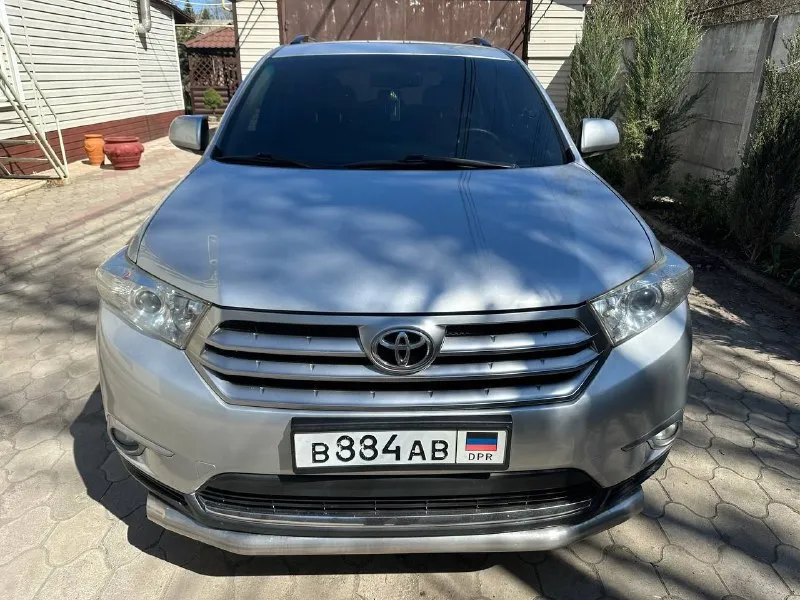 Цена 2150000 торг ️продам toyota highlander 3.5 бензин (280 л. с.) полный привод.2011год.7 мест. пробег 275000км. (не скрученный) авто в отличном состоянии, без вложений! без ключевой доступ, кнопка start/stop трёх-зонный климат контроль подогрев сидений с электроприводом подогрев боковых зеркал, лобового и задних стёкол датчик света круиз контроль камера заднего вида помощь при спуске с горы abs esp- система курсовой устойчивости на дороге бортовой компьютер, мульти руль электропривод багажника дистанционный запуск +79493392523 (telegram ) макеевка 📞 звоните: +7(949)3392523 - фотография - 8