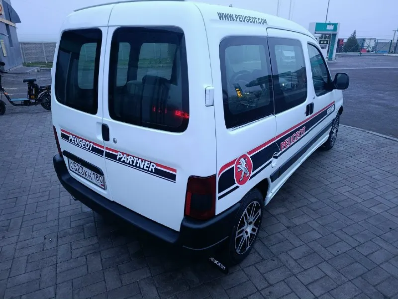 Продам пирожка peugeot партнер(пассажир). в очень достойном состоянии. 2000г. в. гур. с самым надёжным и простейшим двигателем-1.9дизель(с расходом 5-6л. ) состояние на фото. резина зимняя, новая. по документам я собственник. цена 400т. р территориально г. комсомольское +79493273754 📞 звоните: +7(949)3273754 - фотография - 3