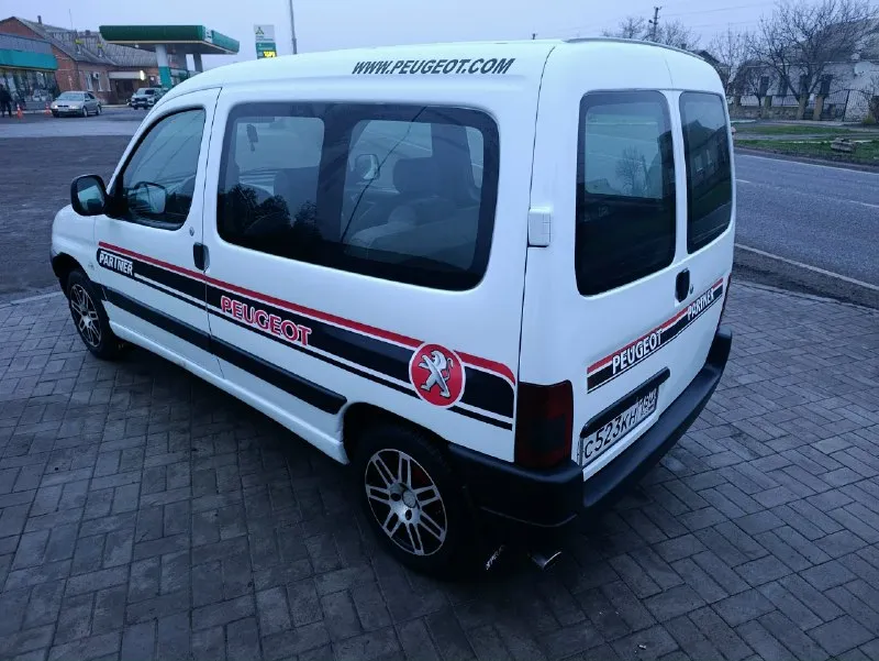 Продам пирожка peugeot партнер(пассажир). в очень достойном состоянии. 2000г. в. гур. с самым надёжным и простейшим двигателем-1.9дизель(с расходом 5-6л. ) состояние на фото. резина зимняя, новая. по документам я собственник. цена 400т. р территориально г. комсомольское +79493273754 📞 звоните: +7(949)3273754 - фотография - 4