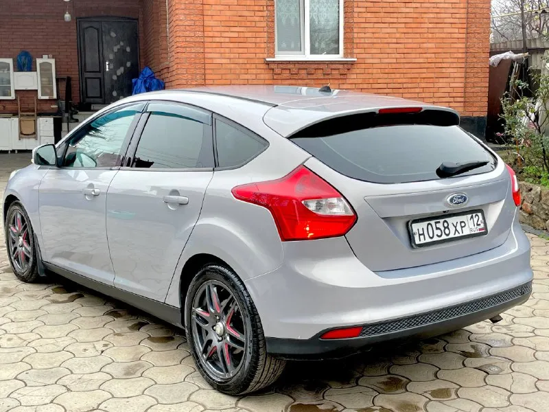 Продам ford focus 3 год выпуска 2011 эксплуатация с 2012 у автомобиля была бережная эксплуатация коробка робот 6 ст родной пробег 226.000 по кузову есть два косметических окраса автомобиль в отличном состоянии как внешне так и технически двигатель 1.6 в отличном состоянии не дымит не троит тяга отличная коробка в идеальном состоянии без пинков без задержки в переключении коробка обслужена ходовая отличная не стучит не гремит дорогу держит отлично по кузову в прекрасном состоянии рыжиков гнили впятин нет кузов выглядит как на фото комплектация роботизированая коробка кондиционер эур стеклоподъемники подогрев зеркал подогрев сидений обогрев заднего стекла заводская мультимедиа мультируль крузиз контроль лед лампы диски r16 на хорошей резине по автомобилю вложений нет сел и поехал все остальные интересующися вопросы по телефону цена 830,000₽ торг у капота город 🌆 осмотра мариуполь +79491007492 по юридической части все кристально чисто - фотография - 6