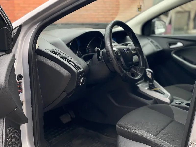 Продам ford focus 3 год выпуска 2011 эксплуатация с 2012 у автомобиля была бережная эксплуатация коробка робот 6 ст родной пробег 226.000 по кузову есть два косметических окраса автомобиль в отличном состоянии как внешне так и технически двигатель 1.6 в отличном состоянии не дымит не троит тяга отличная коробка в идеальном состоянии без пинков без задержки в переключении коробка обслужена ходовая отличная не стучит не гремит дорогу держит отлично по кузову в прекрасном состоянии рыжиков гнили впятин нет кузов выглядит как на фото комплектация роботизированая коробка кондиционер эур стеклоподъемники подогрев зеркал подогрев сидений обогрев заднего стекла заводская мультимедиа мультируль крузиз контроль лед лампы диски r16 на хорошей резине по автомобилю вложений нет сел и поехал все остальные интересующися вопросы по телефону цена 830,000₽ торг у капота город 🌆 осмотра мариуполь +79491007492 по юридической части все кристально чисто - фотография - 7