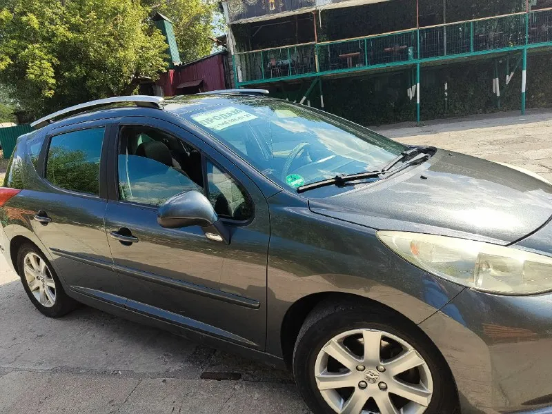 Продаю рeugeot 207sw цена 540 т. руб. торг в отличном состоянии!🚙 я владелец. •пробег 239 тыс. км. родной. 📈 •2007 года выпуска. •пятидверный универсал. •двигатель 1,6 •расход топлива - 5 - 7 л. на 100км. •коробка - механика •двигатель работает отлично. на 217 тысяч км был сделан капитальный ремонт двигателя •скоростя переключаются отлично •по ходовой вопросов нет. •кузов оцинкованный, рыжиков, гнили нет от слова "совсем", в родном окрасе. •стекла все родные, включая лобовое. 🛞есть комплект зимней резины дорогой 💺комплектация: •гидроусилитель руля. •зеркала с подогревом и электроприводом. •авс. •электростеклоподъемники. °панорамная крыша •двухзоный климат контроль. печка работает отлично •салон опрятный, не затëрт. ☑автомобиль полностью обслужен. на данный момент никаких вложений не требуется. ухоженная машинка. состояние на отлично. продажа с полным переоформлением в мрэо. 🗺машина находится в торезе 💵цена 540 т. руб. тогр 📞 +7 949 526 07 27 максим 📞 звоните: +7(949)5260727 - фотография - 2