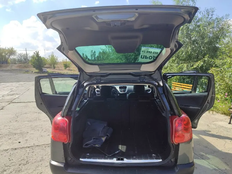 Продаю рeugeot 207sw цена 540 т. руб. торг в отличном состоянии!🚙 я владелец. •пробег 239 тыс. км. родной. 📈 •2007 года выпуска. •пятидверный универсал. •двигатель 1,6 •расход топлива - 5 - 7 л. на 100км. •коробка - механика •двигатель работает отлично. на 217 тысяч км был сделан капитальный ремонт двигателя •скоростя переключаются отлично •по ходовой вопросов нет. •кузов оцинкованный, рыжиков, гнили нет от слова "совсем", в родном окрасе. •стекла все родные, включая лобовое. 🛞есть комплект зимней резины дорогой 💺комплектация: •гидроусилитель руля. •зеркала с подогревом и электроприводом. •авс. •электростеклоподъемники. °панорамная крыша •двухзоный климат контроль. печка работает отлично •салон опрятный, не затëрт. ☑автомобиль полностью обслужен. на данный момент никаких вложений не требуется. ухоженная машинка. состояние на отлично. продажа с полным переоформлением в мрэо. 🗺машина находится в торезе 💵цена 540 т. руб. тогр 📞 +7 949 526 07 27 максим 📞 звоните: +7(949)5260727 - фотография - 3