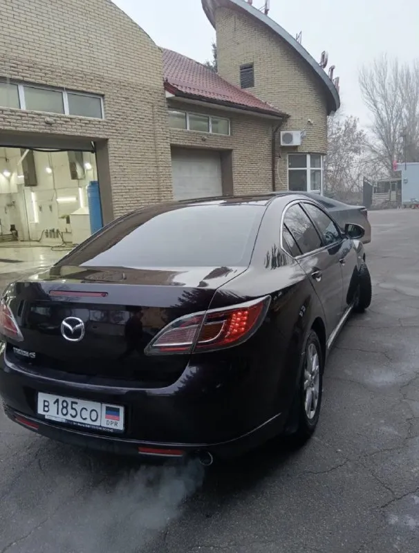 Продам мазда 6 gh 2007г. 1.8 механика. 699000р. машина в донецке. пробег 301к. машина в нормальном для своих лет состоянии. все необходимые опции для комфортной езды присутствуют и работают. авто покупалась в донецке и всю жизнь была в одних руках. в дтп не участвовала. машина на днр номерах, поэтому и такая цена. машину знаю от самой покупки в салоне, хозяин на связи в донецке готов к оформлению. машину брал для себя, но род деятельности изменился и приводить её в порядок не вижу смысла, нужна машина повыше. ризина зима на машине, лето в подарок. кое какие запчасти отдам в придачу. по машине есть нюансы. поддымлевает движок. и в рейке втулку поменять нужно это у них болячка она куплена. хотите в отличном состоянии такую ищите на авито ценник от ляма и выше. +79498395080 - фотография - 2