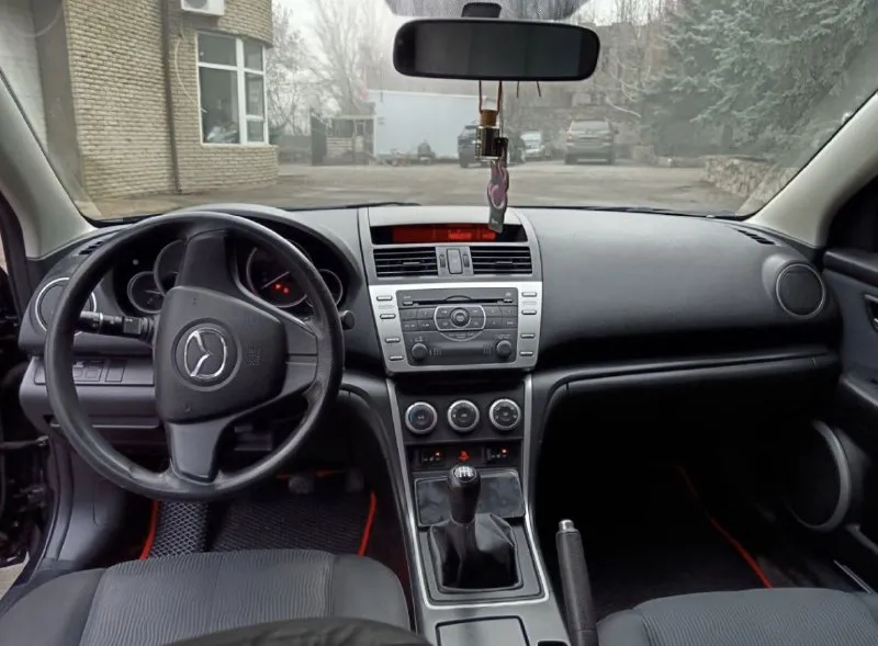 Продам мазда 6 gh 2007г. 1.8 механика. 699000р. машина в донецке. пробег 301к. машина в нормальном для своих лет состоянии. все необходимые опции для комфортной езды присутствуют и работают. авто покупалась в донецке и всю жизнь была в одних руках. в дтп не участвовала. машина на днр номерах, поэтому и такая цена. машину знаю от самой покупки в салоне, хозяин на связи в донецке готов к оформлению. машину брал для себя, но род деятельности изменился и приводить её в порядок не вижу смысла, нужна машина повыше. ризина зима на машине, лето в подарок. кое какие запчасти отдам в придачу. по машине есть нюансы. поддымлевает движок. и в рейке втулку поменять нужно это у них болячка она куплена. хотите в отличном состоянии такую ищите на авито ценник от ляма и выше. +79498395080 - фотография - 5