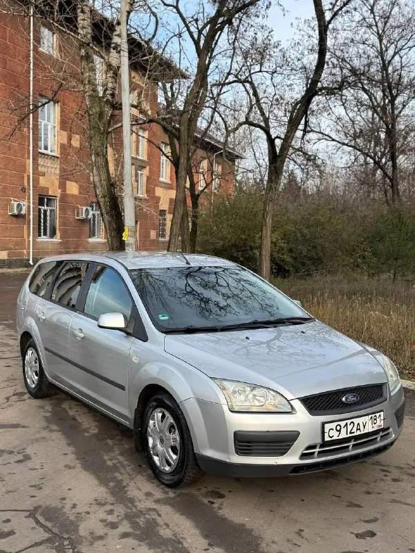 Ford focus 2. 2006 год. в кузове универсал. ford фокус 2. 1.6 mpi, механика. пробег 240.000 двигатель 115 л. с, атмосферный, простой и надежный. течей и запотеваний нет немецкая сборка, не путайте с российской. пригнана из европы. преимущественно заводской окрас. есть мелкие сколы, царапины. машина не новая. остекление оригинал. комплектация: электро зеркала, стеклоподъемники, заводской парктроник, кондиционер есть - работает. мотор работает штатно, дыма и посторонних звуков нет. масло не берет. 2 родных ключа, abs, esp, 4 подушки безопасности. ручник держит. салон в отличном состоянии, соответствует пробегу, руль под чехлом, как новый машина в хорошем состоянии, сел-поехал. все работает. хорошая зимняя резина. в дтп не участвовала(все герметики, сварные точки и т. д. заводские). на каждом элементе маркировка ford. недавно поменяна тормозная система, обслужена подвеска, масло, свечи, грм, сцепление, антифриз. один владелец по птс, до этого была на лнр учете цена 550.000 торг у капота +79493594733 макеевка 📲 tg: @killreall17 📞 звоните: +7(949)3594733 - фотография - 2