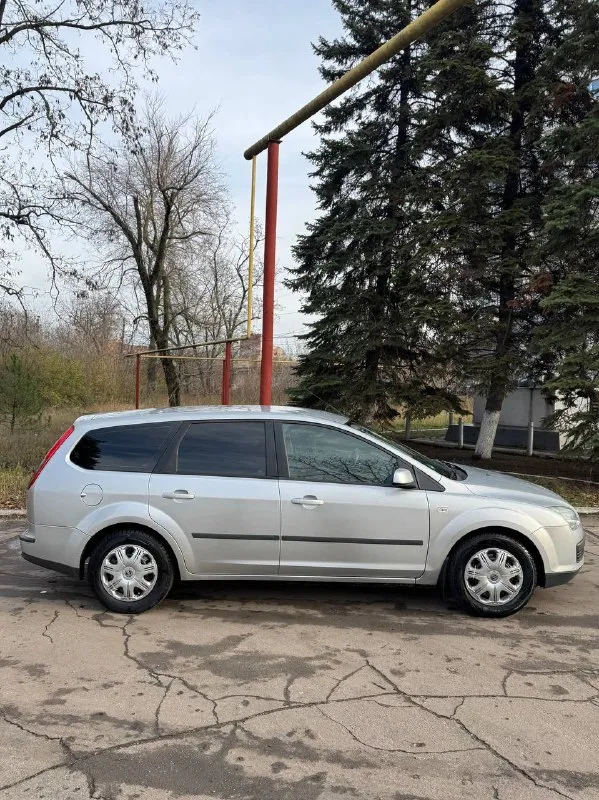 Ford focus 2. 2006 год. в кузове универсал. ford фокус 2. 1.6 mpi, механика. пробег 240.000 двигатель 115 л. с, атмосферный, простой и надежный. течей и запотеваний нет немецкая сборка, не путайте с российской. пригнана из европы. преимущественно заводской окрас. есть мелкие сколы, царапины. машина не новая. остекление оригинал. комплектация: электро зеркала, стеклоподъемники, заводской парктроник, кондиционер есть - работает. мотор работает штатно, дыма и посторонних звуков нет. масло не берет. 2 родных ключа, abs, esp, 4 подушки безопасности. ручник держит. салон в отличном состоянии, соответствует пробегу, руль под чехлом, как новый машина в хорошем состоянии, сел-поехал. все работает. хорошая зимняя резина. в дтп не участвовала(все герметики, сварные точки и т. д. заводские). на каждом элементе маркировка ford. недавно поменяна тормозная система, обслужена подвеска, масло, свечи, грм, сцепление, антифриз. один владелец по птс, до этого была на лнр учете цена 550.000 торг у капота +79493594733 макеевка 📲 tg: @killreall17 📞 звоните: +7(949)3594733 - фотография - 3