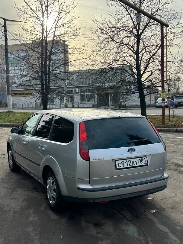 Ford focus 2. 2006 год. в кузове универсал. ford фокус 2. 1.6 mpi, механика. пробег 240.000 двигатель 115 л. с, атмосферный, простой и надежный. течей и запотеваний нет немецкая сборка, не путайте с российской. пригнана из европы. преимущественно заводской окрас. есть мелкие сколы, царапины. машина не новая. остекление оригинал. комплектация: электро зеркала, стеклоподъемники, заводской парктроник, кондиционер есть - работает. мотор работает штатно, дыма и посторонних звуков нет. масло не берет. 2 родных ключа, abs, esp, 4 подушки безопасности. ручник держит. салон в отличном состоянии, соответствует пробегу, руль под чехлом, как новый машина в хорошем состоянии, сел-поехал. все работает. хорошая зимняя резина. в дтп не участвовала(все герметики, сварные точки и т. д. заводские). на каждом элементе маркировка ford. недавно поменяна тормозная система, обслужена подвеска, масло, свечи, грм, сцепление, антифриз. один владелец по птс, до этого была на лнр учете цена 550.000 торг у капота +79493594733 макеевка 📲 tg: @killreall17 📞 звоните: +7(949)3594733 - фотография - 4