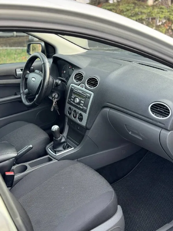 Ford focus 2. 2006 год. в кузове универсал. ford фокус 2. 1.6 mpi, механика. пробег 240.000 двигатель 115 л. с, атмосферный, простой и надежный. течей и запотеваний нет немецкая сборка, не путайте с российской. пригнана из европы. преимущественно заводской окрас. есть мелкие сколы, царапины. машина не новая. остекление оригинал. комплектация: электро зеркала, стеклоподъемники, заводской парктроник, кондиционер есть - работает. мотор работает штатно, дыма и посторонних звуков нет. масло не берет. 2 родных ключа, abs, esp, 4 подушки безопасности. ручник держит. салон в отличном состоянии, соответствует пробегу, руль под чехлом, как новый машина в хорошем состоянии, сел-поехал. все работает. хорошая зимняя резина. в дтп не участвовала(все герметики, сварные точки и т. д. заводские). на каждом элементе маркировка ford. недавно поменяна тормозная система, обслужена подвеска, масло, свечи, грм, сцепление, антифриз. один владелец по птс, до этого была на лнр учете цена 550.000 торг у капота +79493594733 макеевка 📲 tg: @killreall17 📞 звоните: +7(949)3594733 - фотография - 6