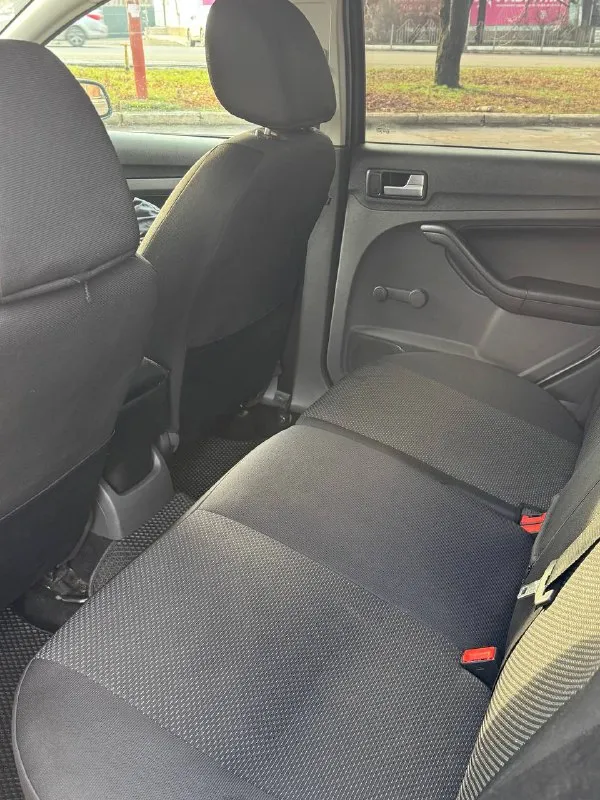 Ford focus 2. 2006 год. в кузове универсал. ford фокус 2. 1.6 mpi, механика. пробег 240.000 двигатель 115 л. с, атмосферный, простой и надежный. течей и запотеваний нет немецкая сборка, не путайте с российской. пригнана из европы. преимущественно заводской окрас. есть мелкие сколы, царапины. машина не новая. остекление оригинал. комплектация: электро зеркала, стеклоподъемники, заводской парктроник, кондиционер есть - работает. мотор работает штатно, дыма и посторонних звуков нет. масло не берет. 2 родных ключа, abs, esp, 4 подушки безопасности. ручник держит. салон в отличном состоянии, соответствует пробегу, руль под чехлом, как новый машина в хорошем состоянии, сел-поехал. все работает. хорошая зимняя резина. в дтп не участвовала(все герметики, сварные точки и т. д. заводские). на каждом элементе маркировка ford. недавно поменяна тормозная система, обслужена подвеска, масло, свечи, грм, сцепление, антифриз. один владелец по птс, до этого была на лнр учете цена 550.000 торг у капота +79493594733 макеевка 📲 tg: @killreall17 📞 звоните: +7(949)3594733 - фотография - 7