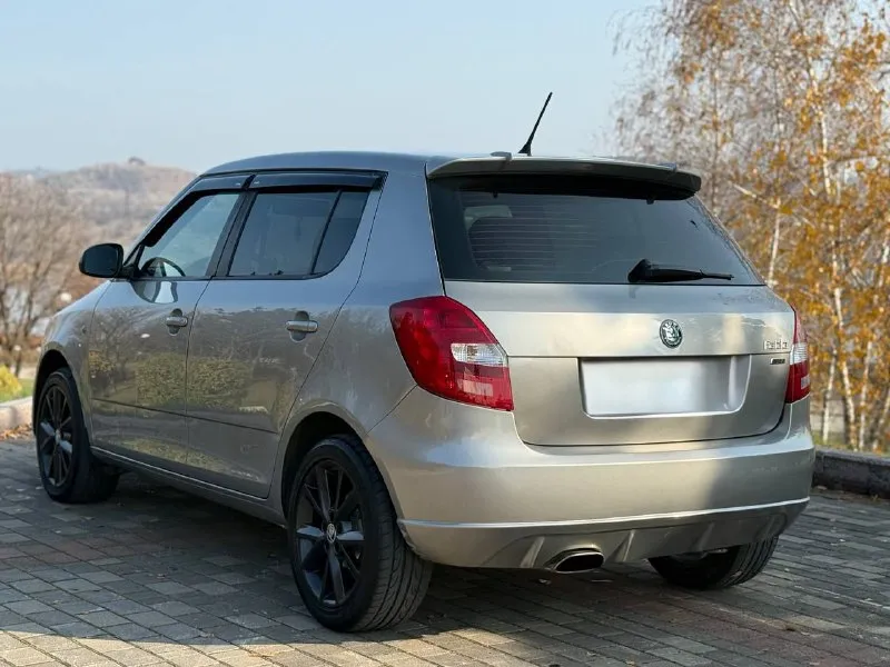Skoda fabia || 2012г. мотор 1.4 коробка механика по мотору и коробки нареканий нет комплектация 4 стеклоподъемника кондиционер шумоизоляция сигнализация подогрев сидений штатная музыка aux bluetooth сабвуфер круиз 2 ключа продажа через мрэо цена 690000 +79494165288 - фотография - 3