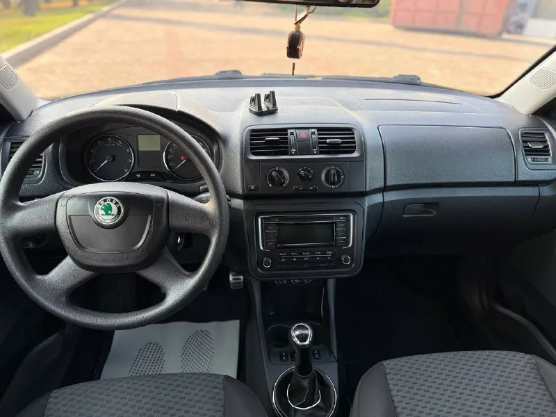 Skoda fabia || 2012г. мотор 1.4 коробка механика по мотору и коробки нареканий нет комплектация 4 стеклоподъемника кондиционер шумоизоляция сигнализация подогрев сидений штатная музыка aux bluetooth сабвуфер круиз 2 ключа продажа через мрэо цена 690000 +79494165288 - фотография - 6