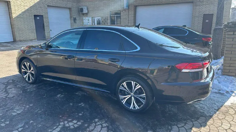 Volkswagen passat в 8, sel, двс 2.0 т (максимальная комплектация), 2020 г. в., пробег 46 000 км. . бесключевой доступ, автозапуск с ключа, автопарковка, адаптивный круиз контроль, система предотвращения выезда из полосы движения, система адаптивного освещения дороги, динамическое освещение поворотов, автоматический дальний свет, датчики света, дождя, система мониторинга «слепых зон», система контроля давления в шинах, помощь при выезде из парковки, система предотвращения столкновения с функцией автоматического торможения, парктроники в круг, камера заднего вида, кожаный салон (не эко) в идеальном состоянии, люк, штатная топовая аудиосистема fender с сабом, атмосферная подсветка салона, электропривод передних сидений, память водительского кресла, трехзонный подогрев первого и второго ряда сидений, безопасность и катализатор на месте, фары в броне, лоб и передние стекла в атермальной пленке. растаможена, на постоянном учете, один владелец в рф, продажа по дкп. 79493395045 📞 звоните: +7(949)3395045 - фотография - 2
