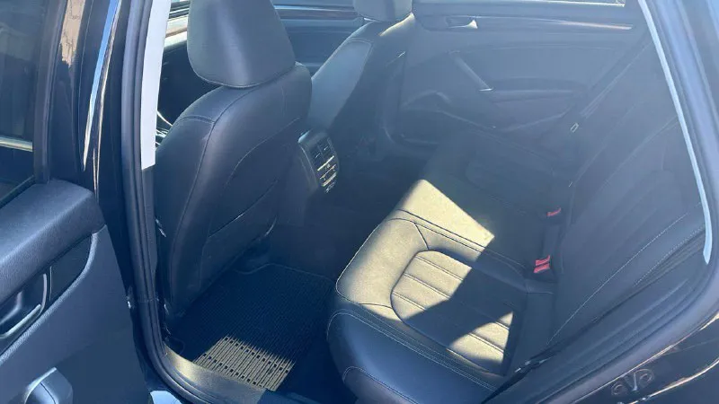 Volkswagen passat в 8, sel, двс 2.0 т (максимальная комплектация), 2020 г. в., пробег 46 000 км. . бесключевой доступ, автозапуск с ключа, автопарковка, адаптивный круиз контроль, система предотвращения выезда из полосы движения, система адаптивного освещения дороги, динамическое освещение поворотов, автоматический дальний свет, датчики света, дождя, система мониторинга «слепых зон», система контроля давления в шинах, помощь при выезде из парковки, система предотвращения столкновения с функцией автоматического торможения, парктроники в круг, камера заднего вида, кожаный салон (не эко) в идеальном состоянии, люк, штатная топовая аудиосистема fender с сабом, атмосферная подсветка салона, электропривод передних сидений, память водительского кресла, трехзонный подогрев первого и второго ряда сидений, безопасность и катализатор на месте, фары в броне, лоб и передние стекла в атермальной пленке. растаможена, на постоянном учете, один владелец в рф, продажа по дкп. 79493395045 📞 звоните: +7(949)3395045 - фотография - 4