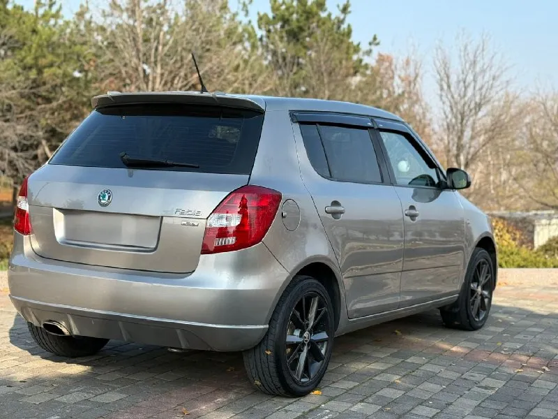 Skoda fabia || 2012г. 1.4 коробка механика по мотору и коробки нареканий нет комплектация 4 стеклоподъемника кондиционер шумоизоляция сигнализация подогрев сидений штатная музыка aux bluetooth сабвуфер круиз 2 ключа продажа через мрэо цена 690000 +79494165288 📞 звоните: +7(949)4165288 - фотография - 4
