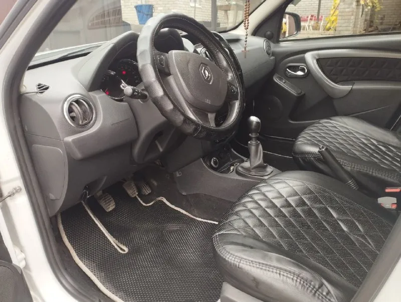 Продам рено дастер/renault duster 2017 года, 3 владельца, в хорошем состоянии, двигатель 2 литра, бензин, полный привод, механика 6-ступка, автомобиль не бит и не крашен, 191 тысяча родного пробега, все стёкла родные, никаких проблем нет, в автомобиле присутствует магнитола teyes, камера заднего вида teyes - sony матрица 4к, сигнализация с автозапуском starline, датчик температуры двигателя. сиденья в качественных чехлах, под чехлами новый салон. за машиной ухаживали, всё обслуживалось вовремя, на обслуживании не экономили. два ключа, оба ключа в чехлах, так же есть книжка по эксплуатации и сервисная книжка в которой записаны все то, за машину не стыдно. цена: 1.290₽ торг при осмотре! тел. +7 949 397-68-18 - фотография - 8