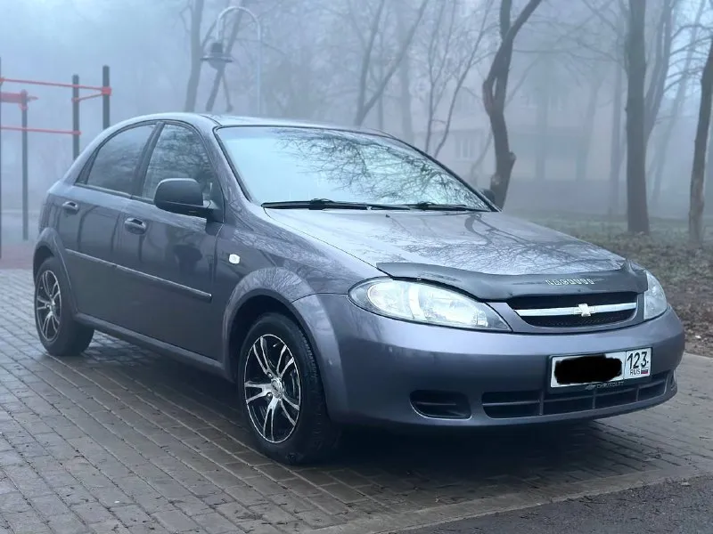 Продам chevrolet lacetti 2011 года, 152 000 оригинально пробега, надежный, экономичный и неприхотливый авто, мотор работает отлично как на холодную так и на горячую, не троит и не дымит, механика, автомобиль южный ( краснодар ), 3 владельца ( все 3 с краснодара ) автотека отличная), почти вся в родном окрасе, автомобиль без рыжиков, так как авто с юга, кузов выглядит отлично, низа, пороги, стаканы все отлично, хорошая комплектация: кондер ( рабочий ), печка, стеклоподъемник, abs, гур, подогрев зеркал, легкосплавные диски, свежая резина, юр авто чистый, готов к поставке на учет, вся безопасность на месте, все герметики и швы заводские!. ездили с умом. техническое состояние идеал!,2 ключа, сервисная книга, цена 620 000 торг у капота город донецк, +79493303716 покупайте авто у проверенных продавцов, смотрите мой профиль телеграм (+79493303716 или мой ник avto_lider_dnr) там все отзывы моих клиентов 📲 tg: @avto_lider_dnr 📞 звоните: +7(949)3303716 - фотография - 3