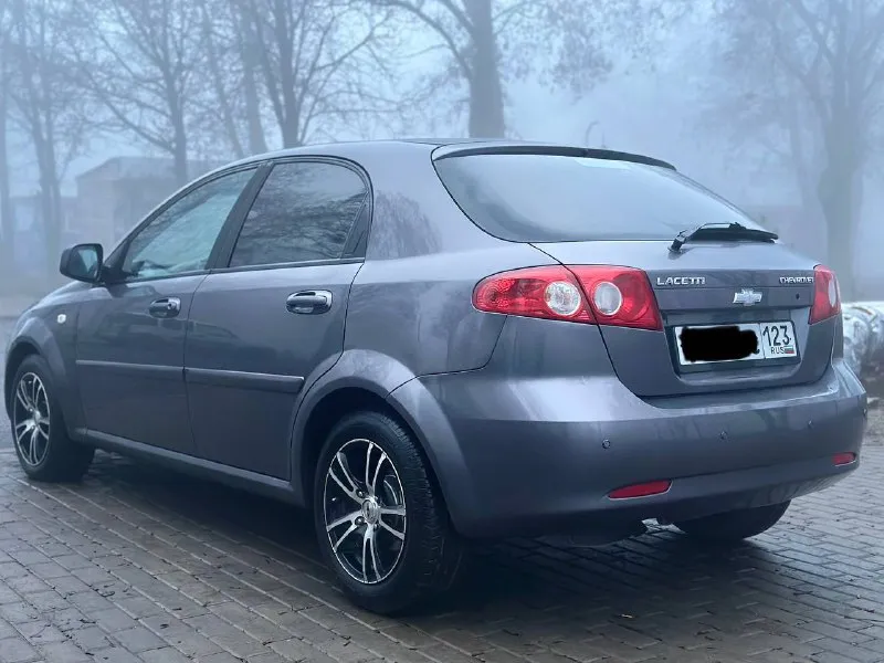 Продам chevrolet lacetti 2011 года, 152 000 оригинально пробега, надежный, экономичный и неприхотливый авто, мотор работает отлично как на холодную так и на горячую, не троит и не дымит, механика, автомобиль южный ( краснодар ), 3 владельца ( все 3 с краснодара ) автотека отличная), почти вся в родном окрасе, автомобиль без рыжиков, так как авто с юга, кузов выглядит отлично, низа, пороги, стаканы все отлично, хорошая комплектация: кондер ( рабочий ), печка, стеклоподъемник, abs, гур, подогрев зеркал, легкосплавные диски, свежая резина, юр авто чистый, готов к поставке на учет, вся безопасность на месте, все герметики и швы заводские!. ездили с умом. техническое состояние идеал!,2 ключа, сервисная книга, цена 620 000 торг у капота город донецк, +79493303716 покупайте авто у проверенных продавцов, смотрите мой профиль телеграм (+79493303716 или мой ник avto_lider_dnr) там все отзывы моих клиентов 📲 tg: @avto_lider_dnr 📞 звоните: +7(949)3303716 - фотография - 4