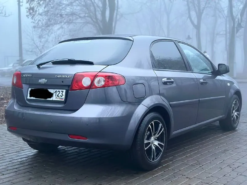 Продам chevrolet lacetti 2011 года, 152 000 оригинально пробега, надежный, экономичный и неприхотливый авто, мотор работает отлично как на холодную так и на горячую, не троит и не дымит, механика, автомобиль южный ( краснодар ), 3 владельца ( все 3 с краснодара ) автотека отличная), почти вся в родном окрасе, автомобиль без рыжиков, так как авто с юга, кузов выглядит отлично, низа, пороги, стаканы все отлично, хорошая комплектация: кондер ( рабочий ), печка, стеклоподъемник, abs, гур, подогрев зеркал, легкосплавные диски, свежая резина, юр авто чистый, готов к поставке на учет, вся безопасность на месте, все герметики и швы заводские!. ездили с умом. техническое состояние идеал!,2 ключа, сервисная книга, цена 620 000 торг у капота город донецк, +79493303716 покупайте авто у проверенных продавцов, смотрите мой профиль телеграм (+79493303716 или мой ник avto_lider_dnr) там все отзывы моих клиентов 📲 tg: @avto_lider_dnr 📞 звоните: +7(949)3303716 - фотография - 5