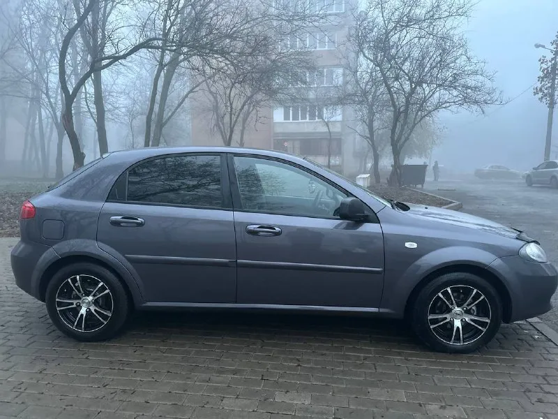 Продам chevrolet lacetti 2011 года, 152 000 оригинально пробега, надежный, экономичный и неприхотливый авто, мотор работает отлично как на холодную так и на горячую, не троит и не дымит, механика, автомобиль южный ( краснодар ), 3 владельца ( все 3 с краснодара ) автотека отличная), почти вся в родном окрасе, автомобиль без рыжиков, так как авто с юга, кузов выглядит отлично, низа, пороги, стаканы все отлично, хорошая комплектация: кондер ( рабочий ), печка, стеклоподъемник, abs, гур, подогрев зеркал, легкосплавные диски, свежая резина, юр авто чистый, готов к поставке на учет, вся безопасность на месте, все герметики и швы заводские!. ездили с умом. техническое состояние идеал!,2 ключа, сервисная книга, цена 620 000 торг у капота город донецк, +79493303716 покупайте авто у проверенных продавцов, смотрите мой профиль телеграм (+79493303716 или мой ник avto_lider_dnr) там все отзывы моих клиентов 📲 tg: @avto_lider_dnr 📞 звоните: +7(949)3303716 - фотография - 6