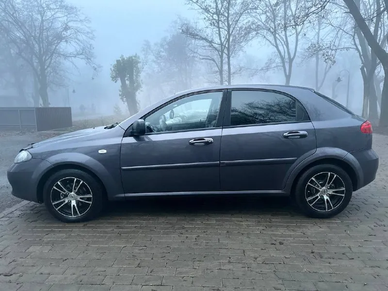 Продам chevrolet lacetti 2011 года, 152 000 оригинально пробега, надежный, экономичный и неприхотливый авто, мотор работает отлично как на холодную так и на горячую, не троит и не дымит, механика, автомобиль южный ( краснодар ), 3 владельца ( все 3 с краснодара ) автотека отличная), почти вся в родном окрасе, автомобиль без рыжиков, так как авто с юга, кузов выглядит отлично, низа, пороги, стаканы все отлично, хорошая комплектация: кондер ( рабочий ), печка, стеклоподъемник, abs, гур, подогрев зеркал, легкосплавные диски, свежая резина, юр авто чистый, готов к поставке на учет, вся безопасность на месте, все герметики и швы заводские!. ездили с умом. техническое состояние идеал!,2 ключа, сервисная книга, цена 620 000 торг у капота город донецк, +79493303716 покупайте авто у проверенных продавцов, смотрите мой профиль телеграм (+79493303716 или мой ник avto_lider_dnr) там все отзывы моих клиентов 📲 tg: @avto_lider_dnr 📞 звоните: +7(949)3303716 - фотография - 7