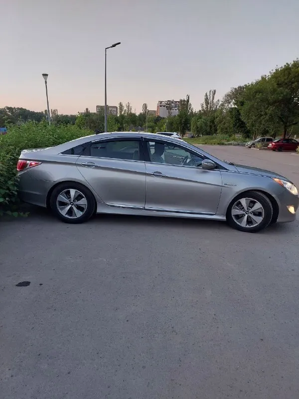 Hyundai sonata 2.4 hybrid 2012 г. пробег 240000 км. растаможена, максимальная комплектация. очень ти... - фотография