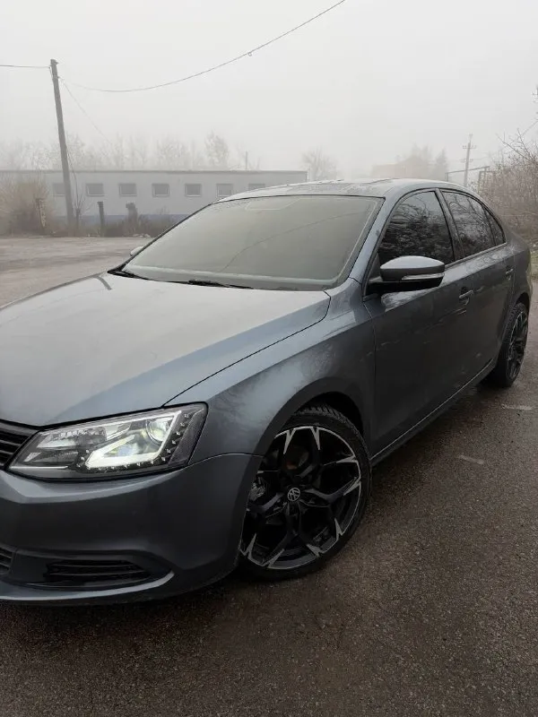 Продам: volkswagen jetta 6 авто в хорошем состоянии! двигатель: 2.5🚀 год выпуска: 2010 год цена: 1.250.000 торг пробег: 125 тыс. ми⛽️ кпп: автомат aisin в отличном состоянии! диски: r18🛞 установлены усиленные тормоза от audi а6 сделан авторский стейдж 1, который абсолютно не вредит авто. фирменный выхлоп (не пердеж) комплектация: эл. регулировка спинки круиз контроль🛩️ кондиционер❄️ эл. стекло подъёмники гидроуселитель руля обогрев стекла электро регулировки зеркал/подогрев автомобиль собран хорошо, приезжайте смотрите! отличная звуковая система🔊 авто полностью готово для нового владельца, ничего делать не надо! ходовая отличная, ничего не гремит! недавно была замена стоек стабилизатора, и прочего. антифриз заменен, кондиционер заправлен! фильтр топливный, воздушный, салонный. масло в двс и кпп. всё заменено! дополнительные фото по запросу. звонить только заинтересованным! г. макеевка или другие города днр по дог 📲 tg: псих 📞 звоните: +7(949)5730450 - фотография - 4