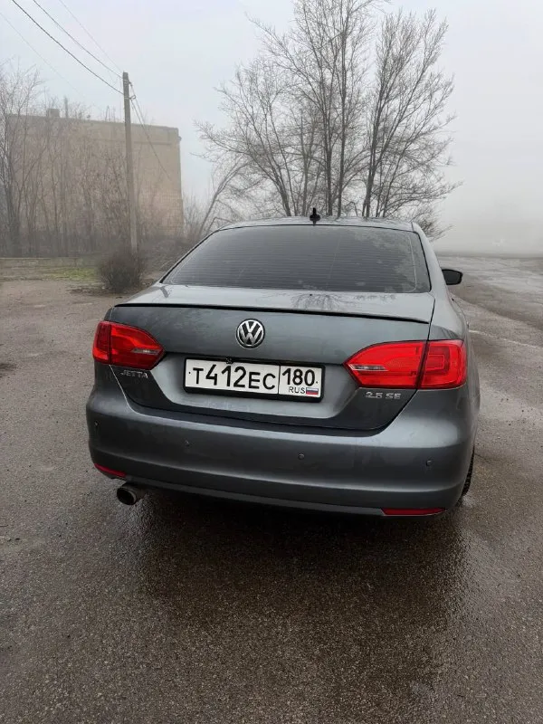 Продам: volkswagen jetta 6 авто в хорошем состоянии! двигатель: 2.5🚀 год выпуска: 2010 год цена: 1.250.000 торг пробег: 125 тыс. ми⛽️ кпп: автомат aisin в отличном состоянии! диски: r18🛞 установлены усиленные тормоза от audi а6 сделан авторский стейдж 1, который абсолютно не вредит авто. фирменный выхлоп (не пердеж) комплектация: эл. регулировка спинки круиз контроль🛩️ кондиционер❄️ эл. стекло подъёмники гидроуселитель руля обогрев стекла электро регулировки зеркал/подогрев автомобиль собран хорошо, приезжайте смотрите! отличная звуковая система🔊 авто полностью готово для нового владельца, ничего делать не надо! ходовая отличная, ничего не гремит! недавно была замена стоек стабилизатора, и прочего. антифриз заменен, кондиционер заправлен! фильтр топливный, воздушный, салонный. масло в двс и кпп. всё заменено! дополнительные фото по запросу. звонить только заинтересованным! г. макеевка или другие города днр по дог 📲 tg: псих 📞 звоните: +7(949)5730450 - фотография - 5