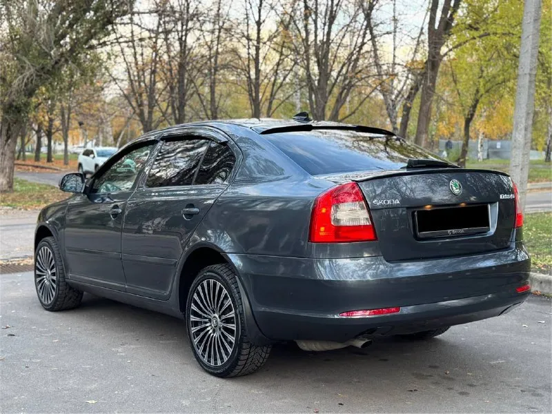 Продам : skoda octavia год выпуска 2009 пробег 200 000 км привод передний коробка автомат двигатель 1.6 бензин машина в хорошем состоянии, двигатель работает отлично не дымит, масло не расходует. коробка обычный автомат (aisin) не дергает, не пинает работает в штатном режиме. по электронной части тоже все работает. машина на мне, переоформление без проблем. цена 745 000 торг. тел:+7 949-458-29-30. возможен обмен и продажа в кредит! 📲 tg: дима помазан 📞 звоните: +7(949)4582930 - фотография - 3