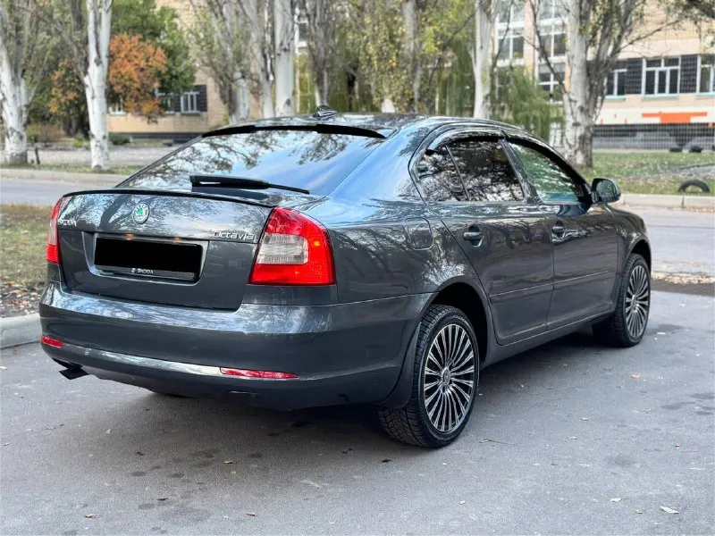Продам : skoda octavia год выпуска 2009 пробег 200 000 км привод передний коробка автомат двигатель 1.6 бензин машина в хорошем состоянии, двигатель работает отлично не дымит, масло не расходует. коробка обычный автомат (aisin) не дергает, не пинает работает в штатном режиме. по электронной части тоже все работает. машина на мне, переоформление без проблем. цена 745 000 торг. тел:+7 949-458-29-30. возможен обмен и продажа в кредит! 📲 tg: дима помазан 📞 звоните: +7(949)4582930 - фотография - 4