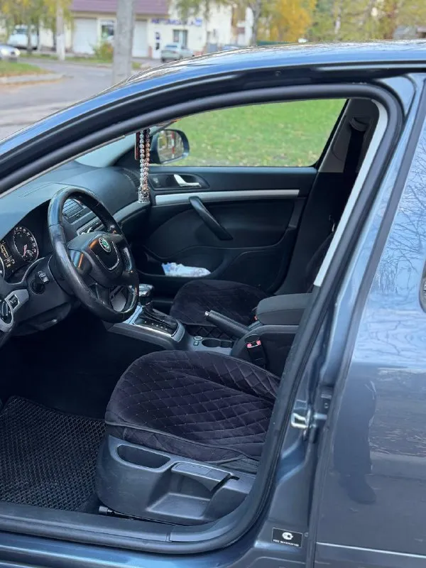 Продам : skoda octavia год выпуска 2009 пробег 200 000 км привод передний коробка автомат двигатель 1.6 бензин машина в хорошем состоянии, двигатель работает отлично не дымит, масло не расходует. коробка обычный автомат (aisin) не дергает, не пинает работает в штатном режиме. по электронной части тоже все работает. машина на мне, переоформление без проблем. цена 745 000 торг. тел:+7 949-458-29-30. возможен обмен и продажа в кредит! 📲 tg: дима помазан 📞 звоните: +7(949)4582930 - фотография - 5